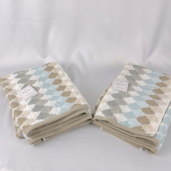 Bella Lux Other - NWT Pair Bella Lux Bath Towels Geometric Flower Gray Taupe White Blue RN 138834